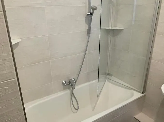 Erfbnb - 40qm Mit Kueche, Bad, Schlaf-wohnzimmer In Sued - Stadnah- Wlan エアフルト